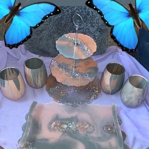 Decorative bundle 4 stemless wine glasses, cupcake stand and decorative tray